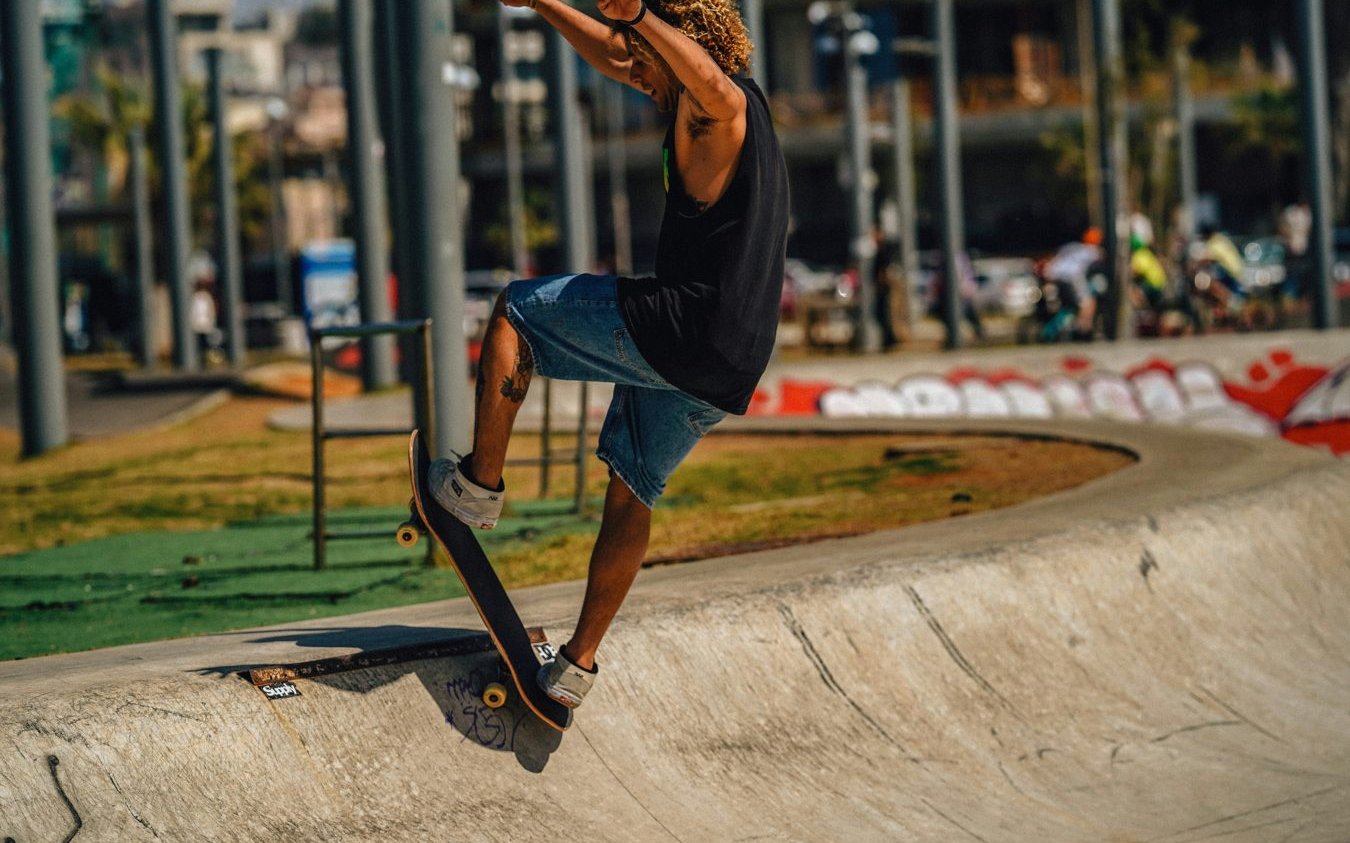 Sessão de skate em pista street